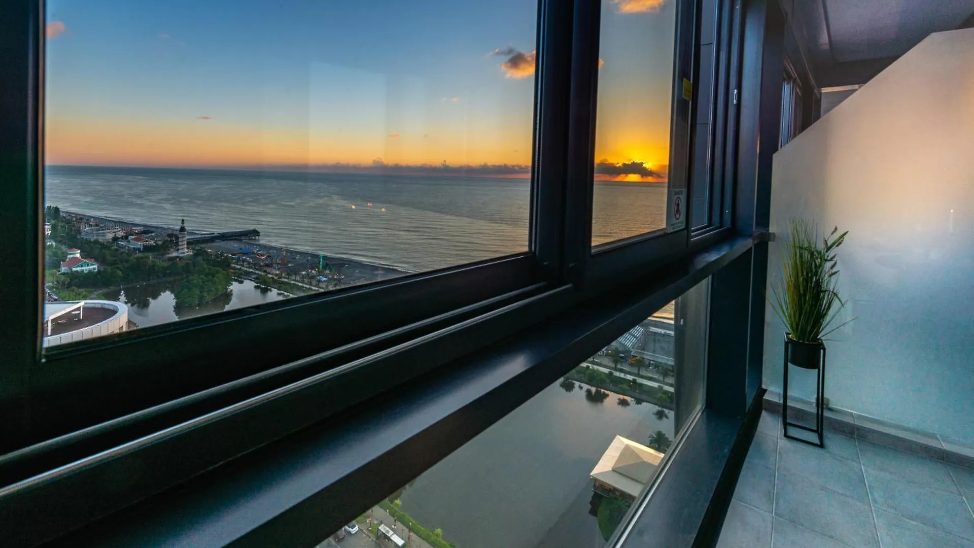 Sea Dreams - Enchanting Views Of The Singing Fountains And Sunset Batumi